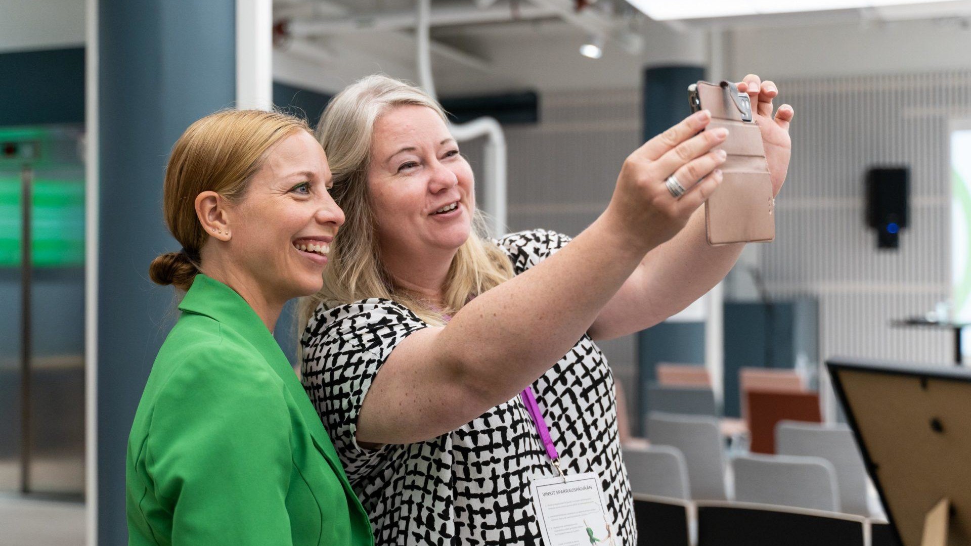 Business Jyväskylä on Kasvu Openin pitkäaikainen kumppani. Selfien äärellä Jaana Seppälä ja Business Jyväskylän Nina Rautiainen.